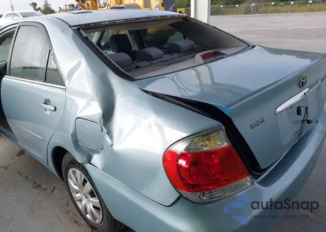 2005 Toyota Camry Le z USA, uszkodzony, nr VIN 4T1BE32K65U506082